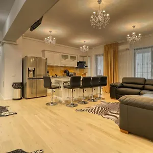 luxurious-2-bedroom-flat-in-herastrau-area.bucharesthotelsnow.com/